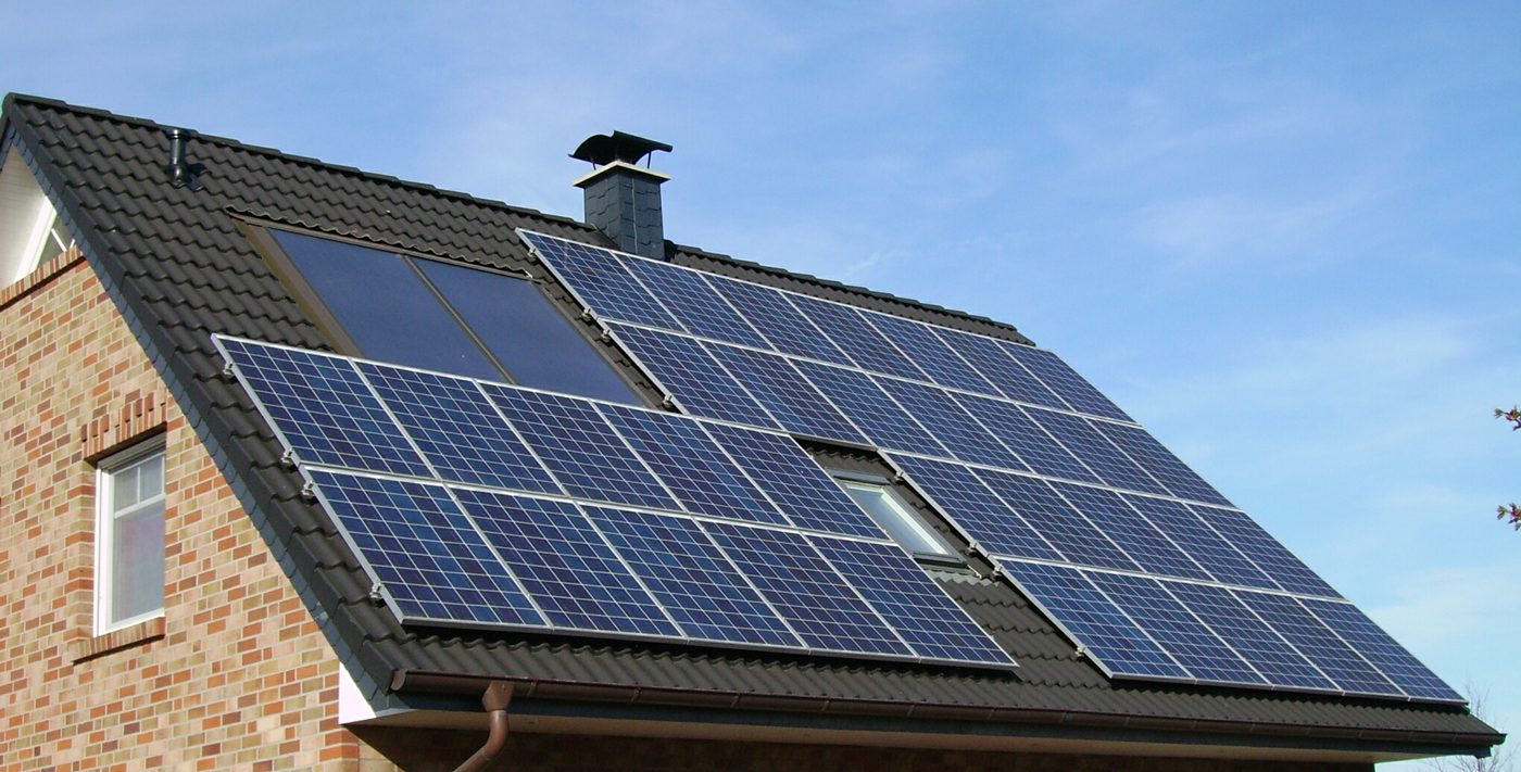 Solar panels on a roof. Photo by: Pujanak / Wikimedia Commons