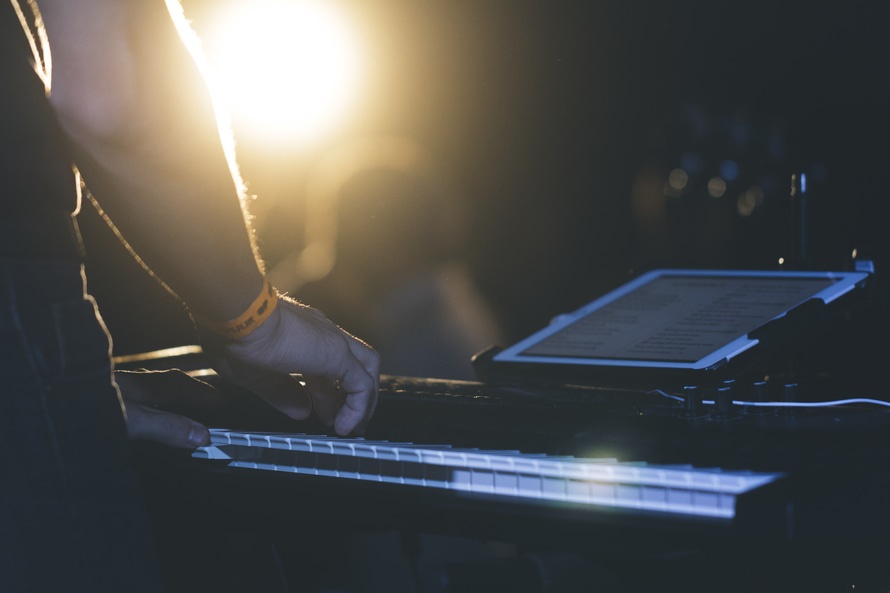 Live music being performed on stage. Photo by: unsplash.com