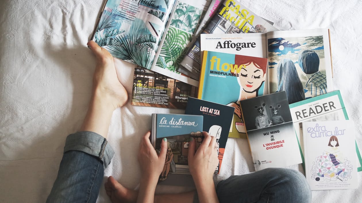 Magazines, books and art compiled together. Photo by: Pexels.com