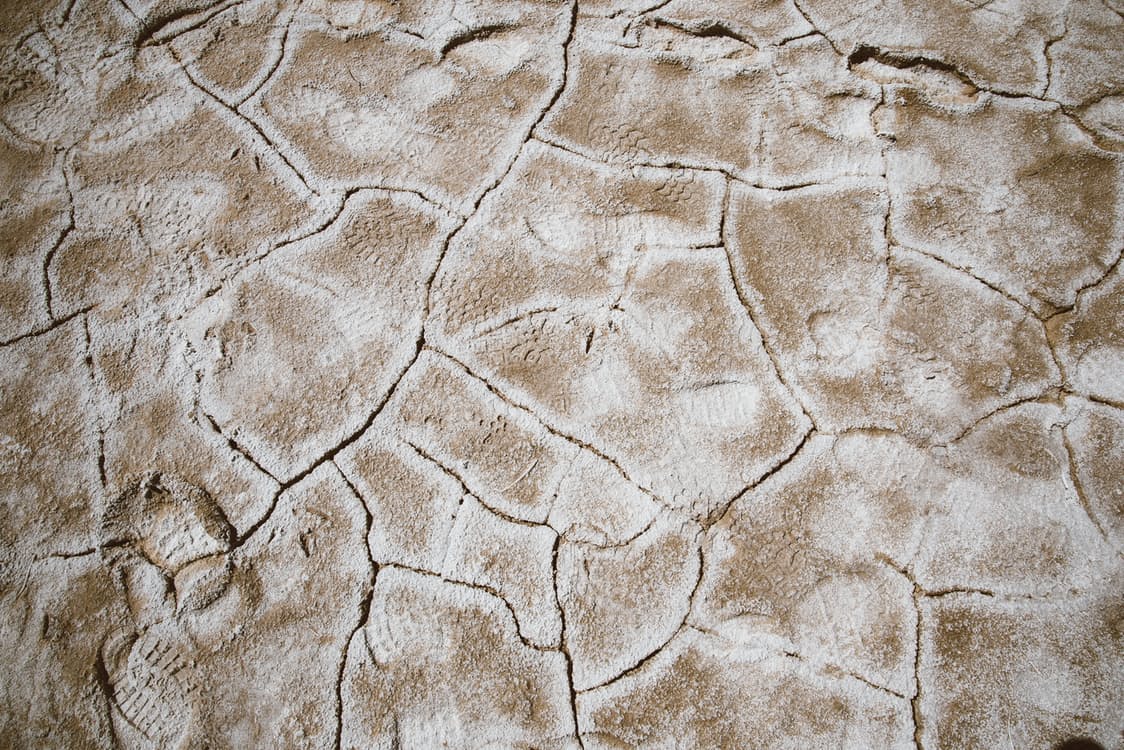 Cracks in soil from earthquakes. Photo by: Pexels.com