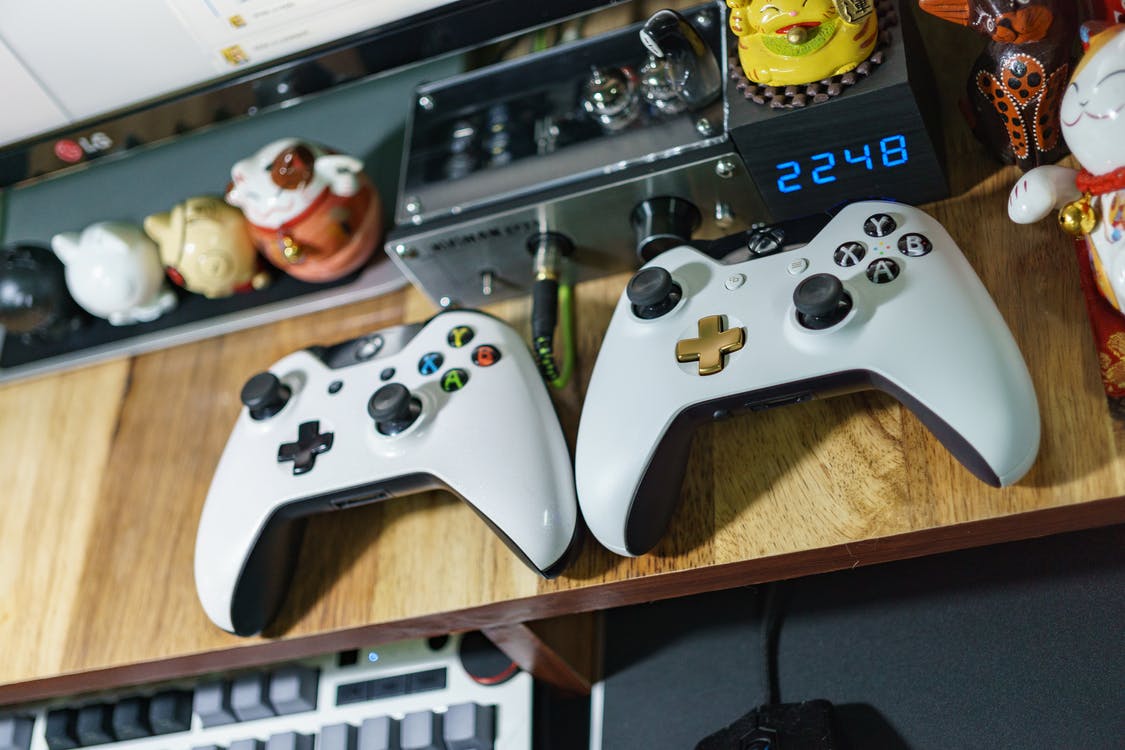 Gaming controls for the XBOX. Photo by: Fox / Pexels.com