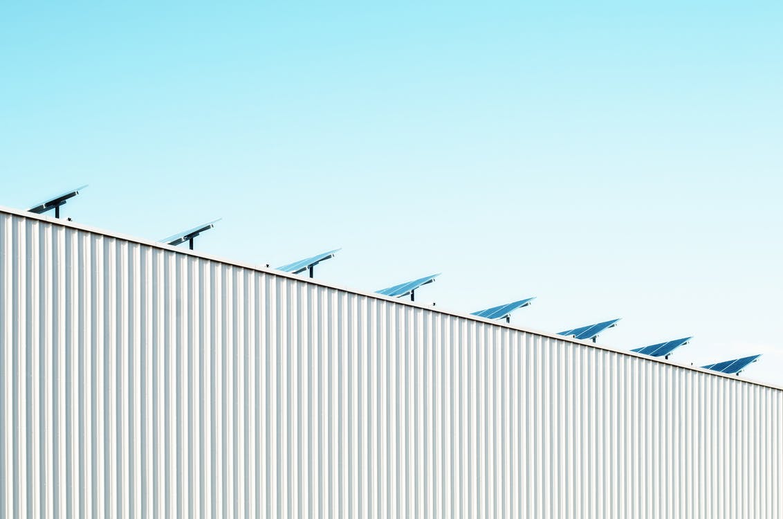Solar power panels on a rooftop. Photo by: Scott Webb / Pexels.com