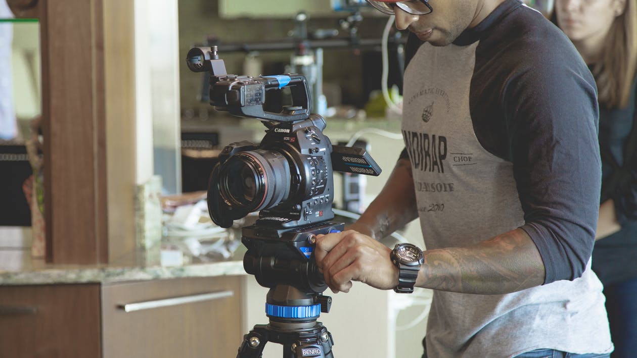 A filmmaker working on cinema. Photo by: Pexels.com