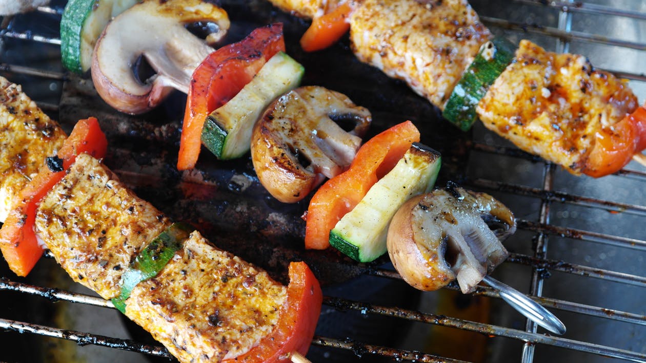 Meat and vegetables on the grill. Photo by: Pexels.com