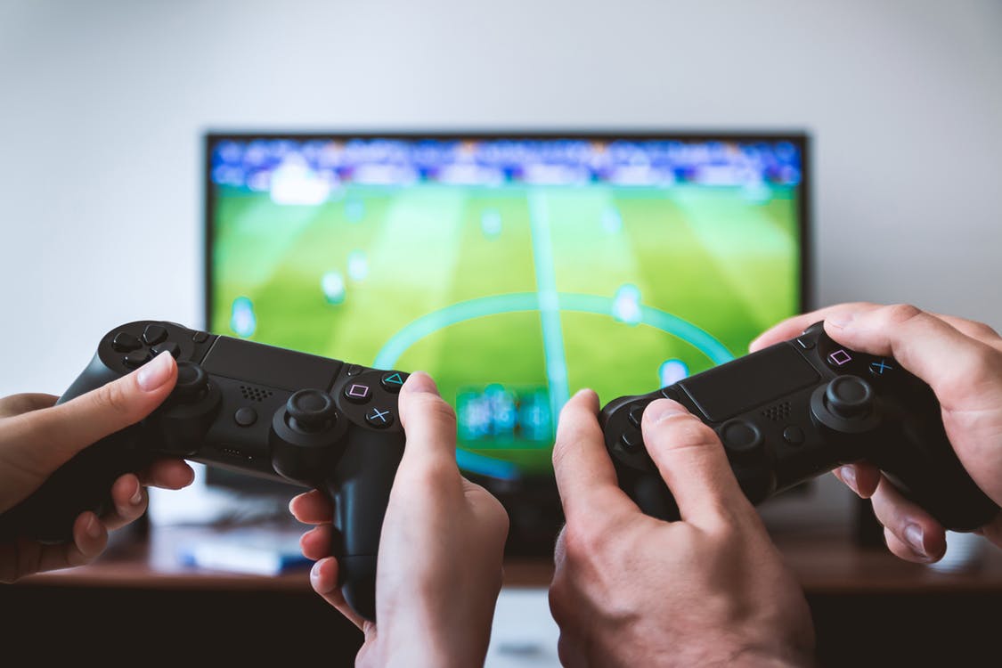 Gaming with Playstation. Photo by: Pexels.com