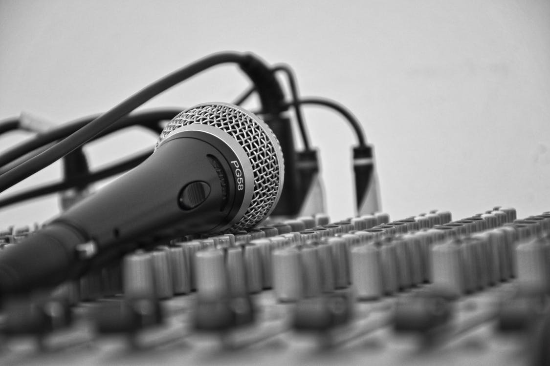 Microphone and a mixing board. Photo by: Pexels.com