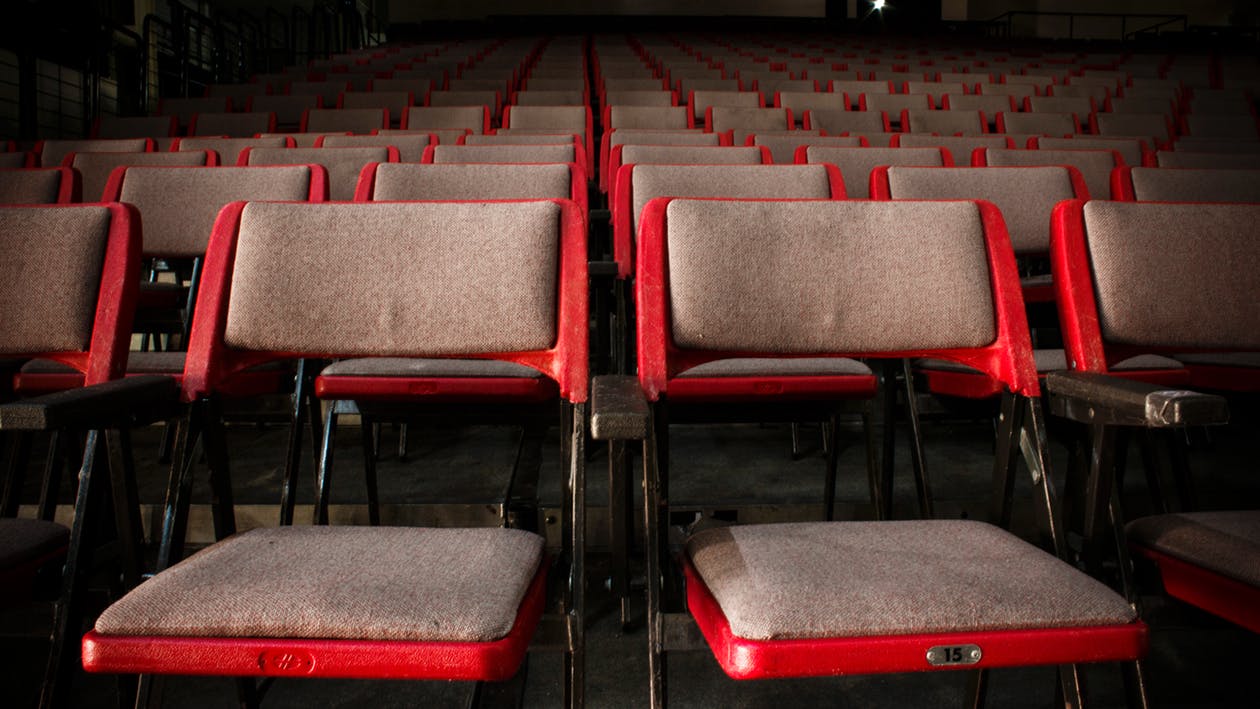 Chairs in a theater. Photo by: Jaime Fernández / Pexels.com