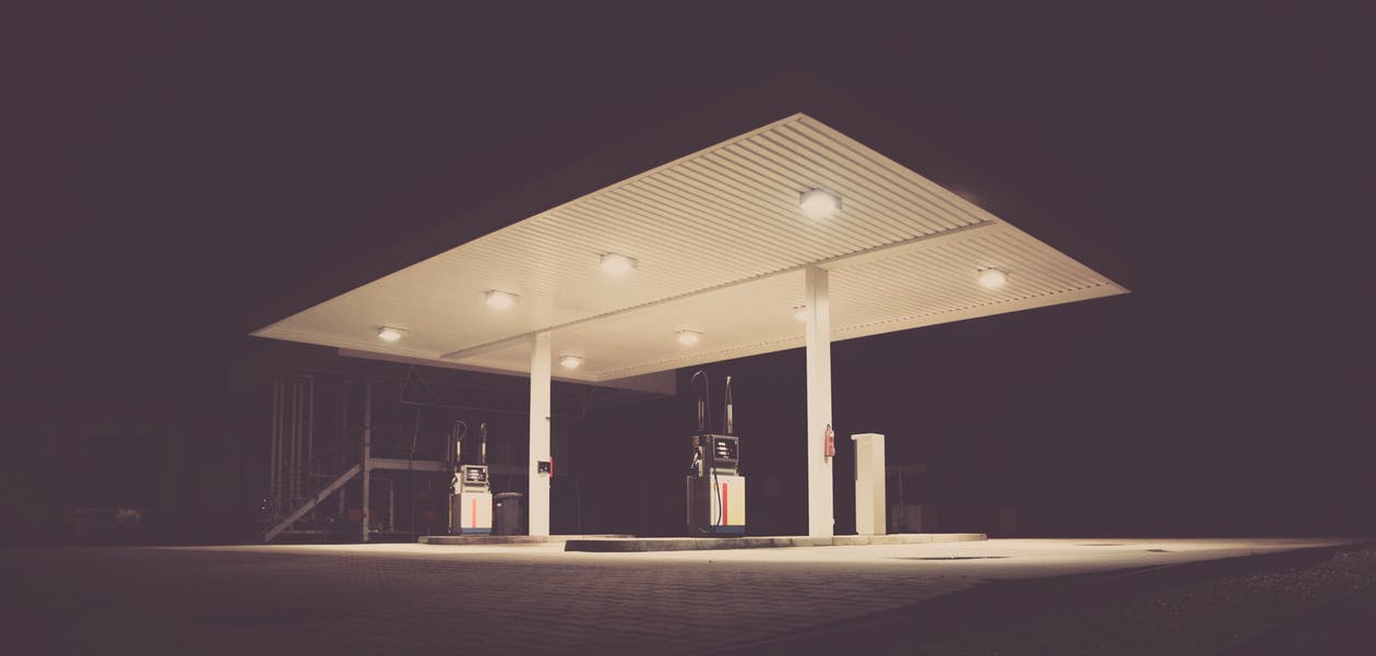 An isolated gas station. Photo by: Pexels.com