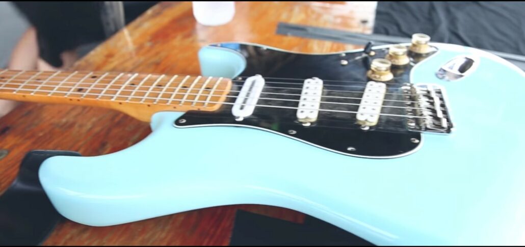Guitar from The Floozies. Photo by: YouTube / The Floozies