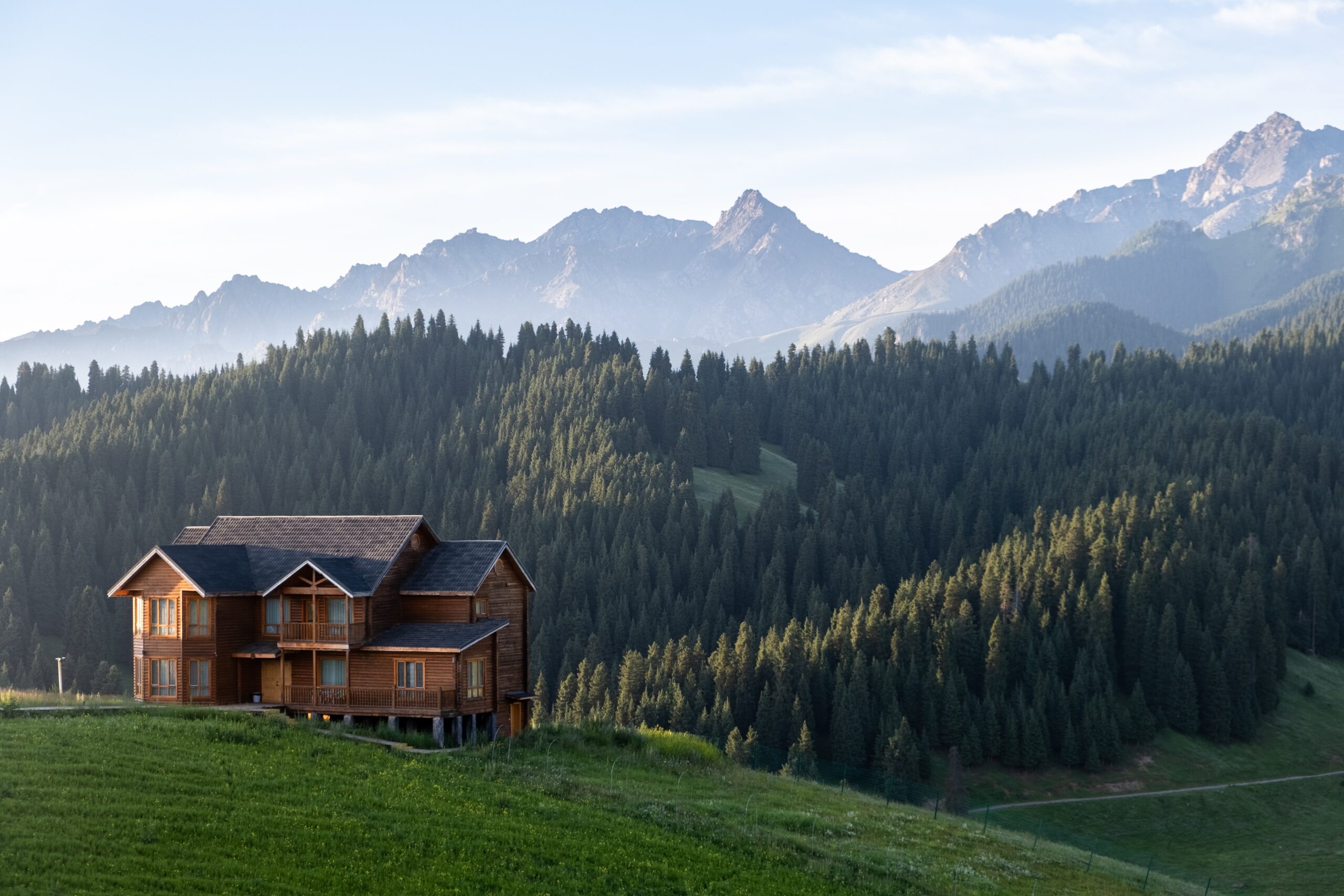 A house with a mountain view. Photo by: Pexels.com